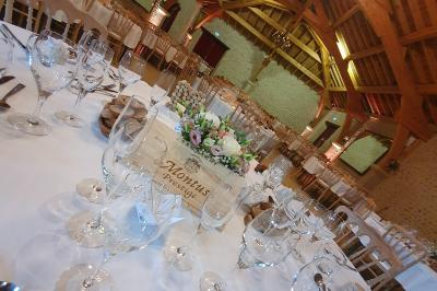 Miniature Traiteur Nousty (Pyrénées-Atlantiques) - Adquat Traiteur #21 Cheesecake rond avec zeste de citron jaune et vert, sur une base de biscuit spéculoos.
