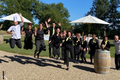 Miniature Traiteur Nousty (Pyrénées-Atlantiques) - Adquat Traiteur #14 Cheesecake rond avec zeste de citron jaune et vert, sur une base de biscuit spéculoos.