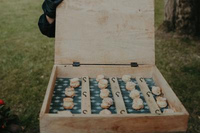 Miniature Traiteur Nousty (Pyrénées-Atlantiques) - Adquat Traiteur #18 Cheesecake rond avec zeste de citron jaune et vert, sur une base de biscuit spéculoos.