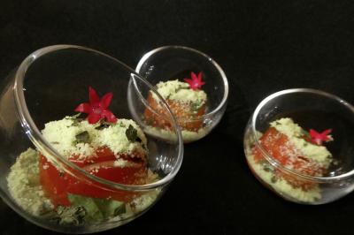 Miniature Traiteur Nousty (Pyrénées-Atlantiques) - Adquat Traiteur #15 Cheesecake rond avec zeste de citron jaune et vert, sur une base de biscuit spéculoos.