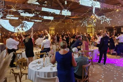 Miniature Traiteur Nousty (Pyrénées-Atlantiques) - Adquat Traiteur #6 Cheesecake rond avec zeste de citron jaune et vert, sur une base de biscuit spéculoos.