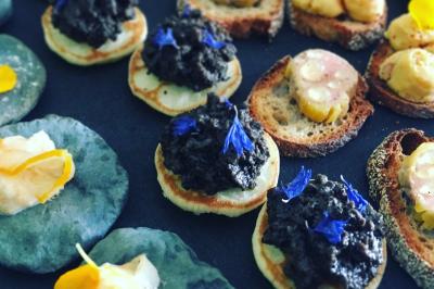 Miniature Traiteur Nousty (Pyrénées-Atlantiques) - Adquat Traiteur #7 Cheesecake rond avec zeste de citron jaune et vert, sur une base de biscuit spéculoos.