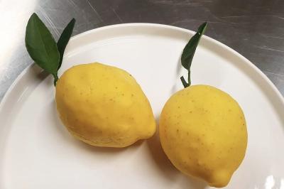 Miniature Traiteur Nousty (Pyrénées-Atlantiques) - Adquat Traiteur #11 Cheesecake rond avec zeste de citron jaune et vert, sur une base de biscuit spéculoos.