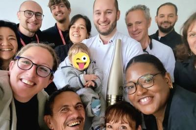 Miniature Traiteur Nousty (Pyrénées-Atlantiques) - Adquat Traiteur #16 Cheesecake rond avec zeste de citron jaune et vert, sur une base de biscuit spéculoos.