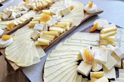 Miniature Traiteur Nousty (Pyrénées-Atlantiques) - Adquat Traiteur #2 Cheesecake rond avec zeste de citron jaune et vert, sur une base de biscuit spéculoos.