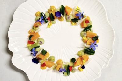 Miniature Traiteur Nousty (Pyrénées-Atlantiques) - Adquat Traiteur #3 Cheesecake rond avec zeste de citron jaune et vert, sur une base de biscuit spéculoos.