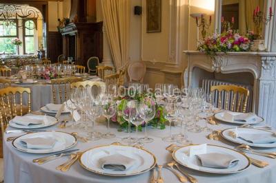 Miniature Location salle Uccle (Bruxelles-Capitale) - Domaine Allard #2 Vue d'une entrée avec porte en bois ouverte, sol en marbre, deux chaises et portraits accrochés sur des murs lambrissés.