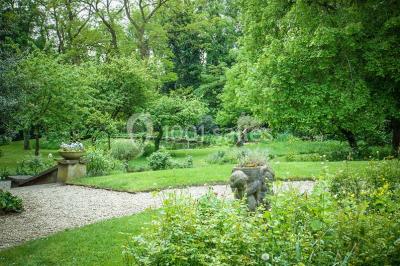 Miniature Location salle Uccle (Bruxelles-Capitale) - Domaine Allard #9 Vue d'une entrée avec porte en bois ouverte, sol en marbre, deux chaises et portraits accrochés sur des murs lambrissés.