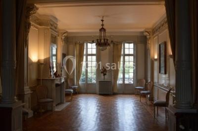 Miniature Location salle Uccle (Bruxelles-Capitale) - Domaine Allard #5 Vue d'une entrée avec porte en bois ouverte, sol en marbre, deux chaises et portraits accrochés sur des murs lambrissés.