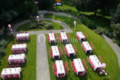 Miniature Location salle Uccle (Bruxelles-Capitale) - Domaine Allard #10 Vue d'une entrée avec porte en bois ouverte, sol en marbre, deux chaises et portraits accrochés sur des murs lambrissés.