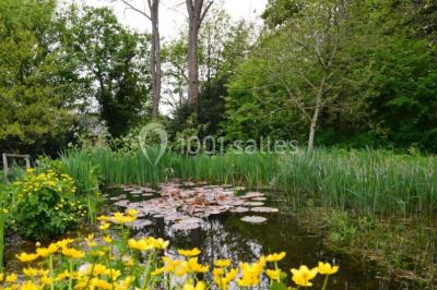 Miniature Location salle Uccle (Bruxelles-Capitale) - Domaine Allard #14 Vue d'une entrée avec porte en bois ouverte, sol en marbre, deux chaises et portraits accrochés sur des murs lambrissés.