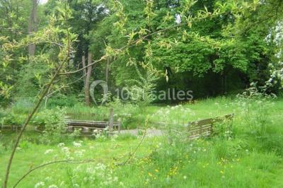 Miniature Location salle Uccle (Bruxelles-Capitale) - Domaine Allard #12 Vue d'une entrée avec porte en bois ouverte, sol en marbre, deux chaises et portraits accrochés sur des murs lambrissés.