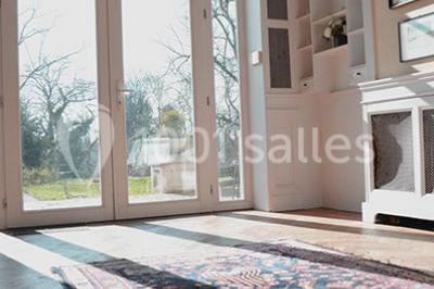 Miniature Location salle Uccle (Bruxelles-Capitale) - Domaine Allard #17 Vue d'une entrée avec porte en bois ouverte, sol en marbre, deux chaises et portraits accrochés sur des murs lambrissés.