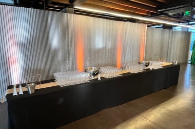 Salle sombre avec deux écrans affichant un paysage désertique, éclairages colorés et mobilier minimaliste.