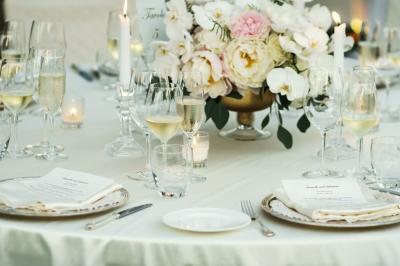 Plateau de bouchées apéritives garnies de mousse rose et décorées de feuilles de persil, disposées sur une grille.