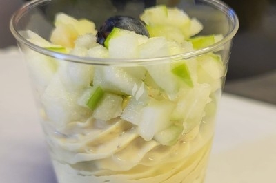 Plateau de bouchées apéritives garnies de mousse rose et décorées de feuilles de persil, disposées sur une grille.