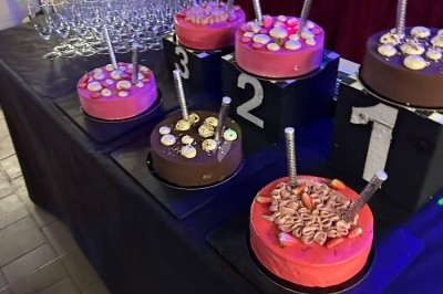 Plateau de bouchées apéritives garnies de mousse rose et décorées de feuilles de persil, disposées sur une grille.