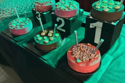 Plateau de bouchées apéritives garnies de mousse rose et décorées de feuilles de persil, disposées sur une grille.