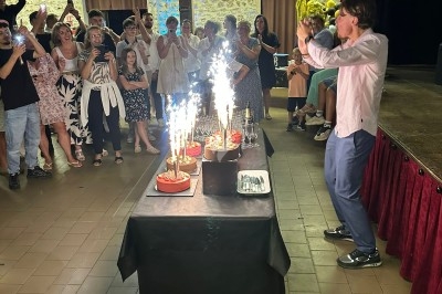 Plateau de bouchées apéritives garnies de mousse rose et décorées de feuilles de persil, disposées sur une grille.