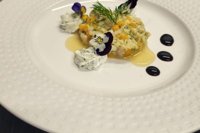 Plateau de bouchées apéritives garnies de mousse rose et décorées de feuilles de persil, disposées sur une grille.