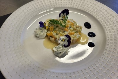 Plateau de bouchées apéritives garnies de mousse rose et décorées de feuilles de persil, disposées sur une grille.