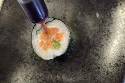 Plateau de bouchées apéritives garnies de mousse rose et décorées de feuilles de persil, disposées sur une grille.