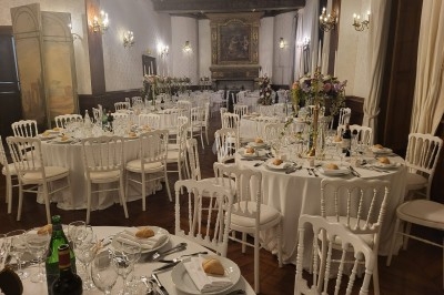 Plateau de bouchées apéritives garnies de mousse rose et décorées de feuilles de persil, disposées sur une grille.