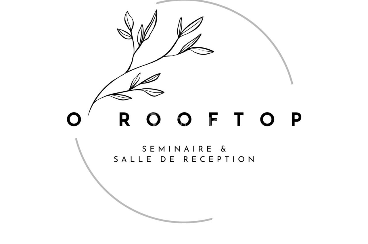 Logo minimaliste avec un motif végétal, le texte ’O Rooftop’ et la mention ’Séminaire & Salle de réception’.