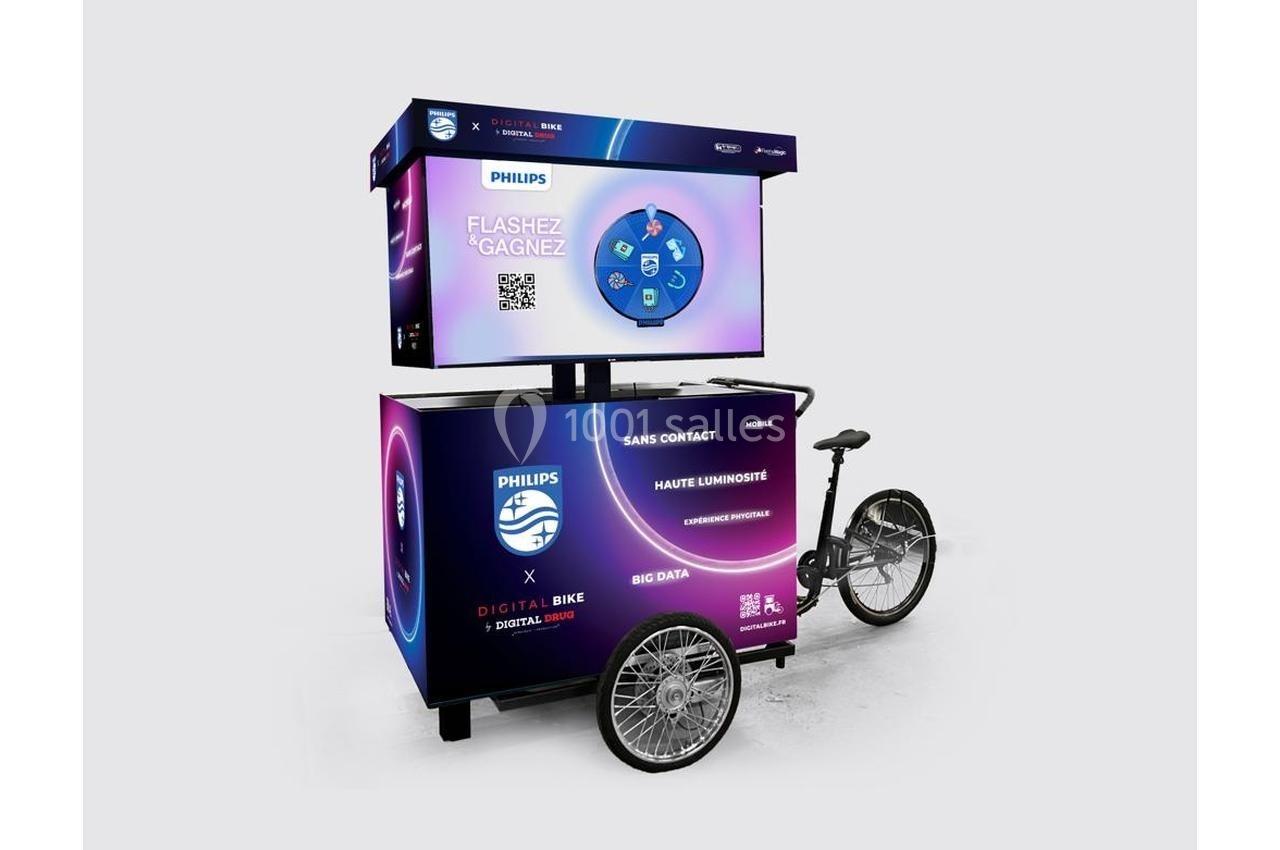Triporteur promotionnel avec écran numérique et panneaux publicitaires affichant des informations sur des solutions Philips.
