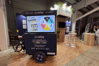 Deux personnes discutent gestuellement lors d'une soirée avec une DJ en arrière-plan et des lumières colorées.