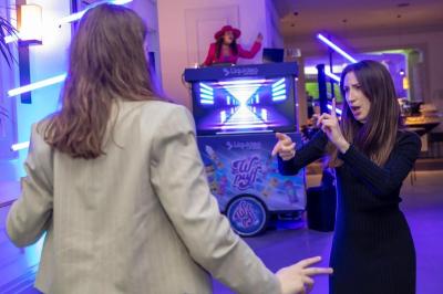 Une DJ joue de la musique sur une scène mobile montée sur un vélo, dans une cour extérieure.