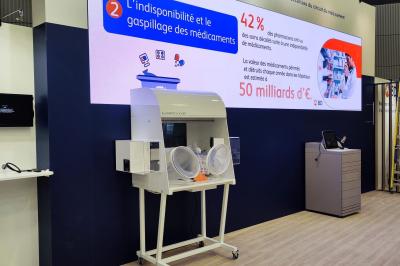 Conférence avec un orateur sur scène, éclairages colorés et public assis dans une salle équipée de projecteurs.