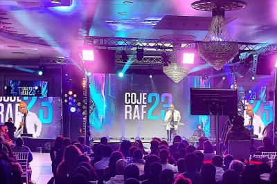 Structure lumineuse avec écrans LED affichant des motifs colorés et le texte ’DEEJAY 13’ dans un espace intérieur.