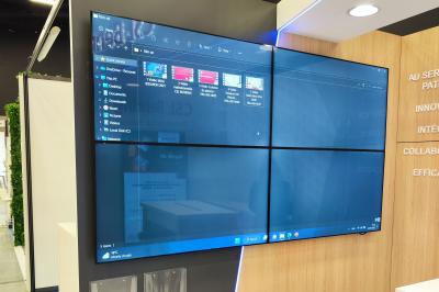 Structure lumineuse avec écrans LED affichant des motifs colorés et le texte ’DEEJAY 13’ dans un espace intérieur.