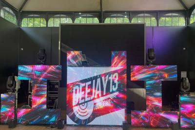 Structure lumineuse avec écrans LED affichant des motifs colorés et le texte ’DEEJAY 13’ dans un espace intérieur.