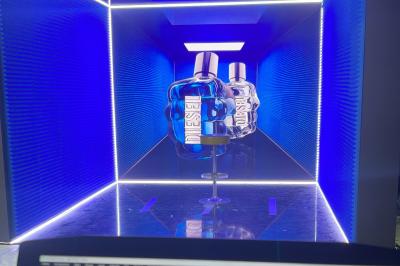 Structure lumineuse avec écrans LED affichant des motifs colorés et le texte ’DEEJAY 13’ dans un espace intérieur.