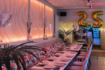 Assortiment de plats variés sur une table, incluant légumes, tartines, salade et entrées colorées.