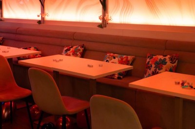 Assortiment de plats variés sur une table, incluant légumes, tartines, salade et entrées colorées.