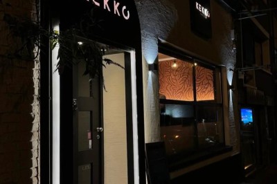 Assortiment de plats variés sur une table, incluant légumes, tartines, salade et entrées colorées.