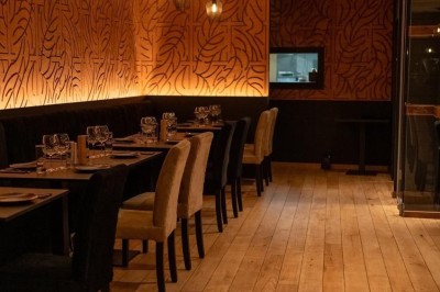 Assortiment de plats variés sur une table, incluant légumes, tartines, salade et entrées colorées.