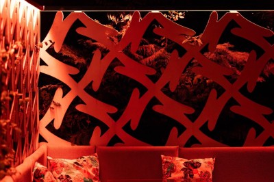 Assortiment de plats variés sur une table, incluant légumes, tartines, salade et entrées colorées.