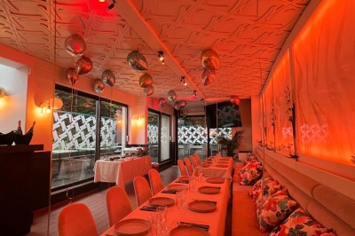 Assortiment de plats variés sur une table, incluant légumes, tartines, salade et entrées colorées.