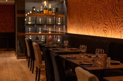 Assortiment de plats variés sur une table, incluant légumes, tartines, salade et entrées colorées.