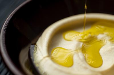 Assortiment de mezzés libanais sur une planche en bois, incluant falafels, samoussas, rouleaux et chaussons.