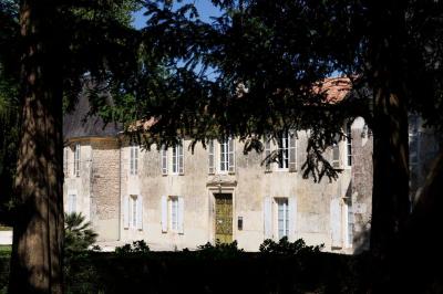 Miniature Location salle Pons (Charente-Maritime) - Château de Seugnac #4 Table dressée pour le petit-déjeuner dans une salle à manger élégante avec chaises en bois et buffet en arrière-plan.
