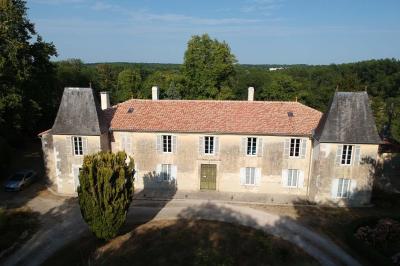 Miniature Location salle Pons (Charente-Maritime) - Château de Seugnac #2 Table dressée pour le petit-déjeuner dans une salle à manger élégante avec chaises en bois et buffet en arrière-plan.