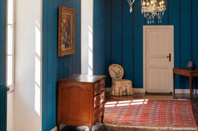Miniature Location salle Pons (Charente-Maritime) - Château de Seugnac #6 Table dressée pour le petit-déjeuner dans une salle à manger élégante avec chaises en bois et buffet en arrière-plan.