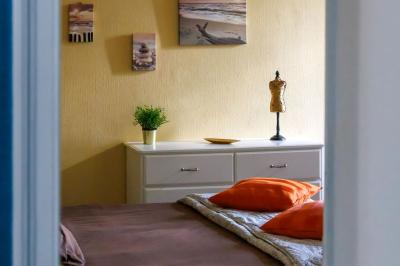 Miniature L'entrée vers la chambre Ocre Table dressée pour le petit-déjeuner dans une salle à manger élégante avec chaises en bois et buffet en arrière-plan.