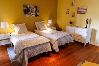 Miniature La chambre Ocre mise en 2 lits single Table dressée pour le petit-déjeuner dans une salle à manger élégante avec chaises en bois et buffet en arrière-plan.