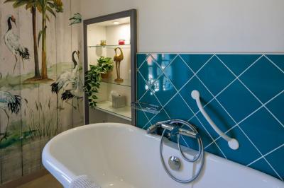 Miniature La salle de bain de la suite Ingrid Table dressée pour le petit-déjeuner dans une salle à manger élégante avec chaises en bois et buffet en arrière-plan.